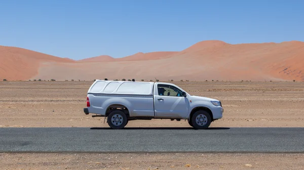 Autó egy üres a Namíb sivatagban — Stock Fotó