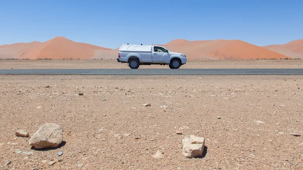Car on a empty in the Namib desert — Stock Photo, Image