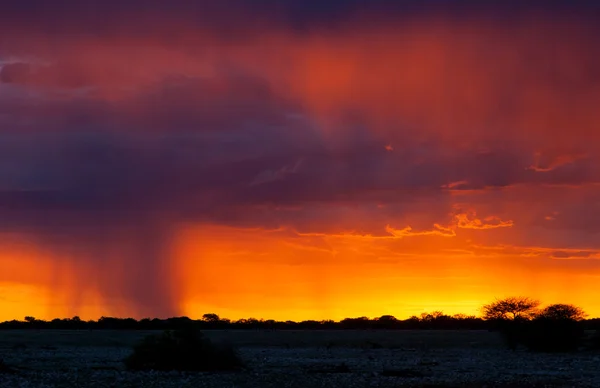 Günbatımı üzerinde etkin ulusal park pitoresk sahne — Stok fotoğraf