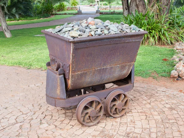 Velhas carruagens de mineração enferrujadas cheias de pedras — Fotografia de Stock