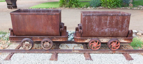 Rozsdás régi bányászati kocsik kövekkel — Stock Fotó
