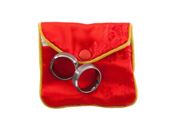 Anéis de casamento em uma bolsa vermelha — Fotografia de Stock