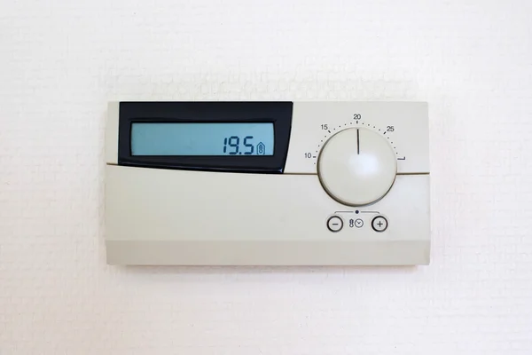 Digital termostat satt till 19,5 grader celcius — Stockfoto