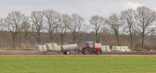 Toepassing van mest op akkerbouw — Stockfoto