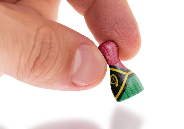 Mano sosteniendo peón de madera, pintura de bandera, enfoque selectivo —  Fotos de Stock