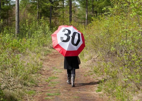 Donna nel bosco con un ombrello segnaletica stradale — Foto Stock