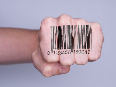 bir adam yumruk yumruk