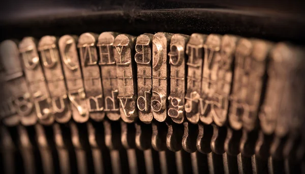 Primer plano de una vieja máquina de escribir retro con papel — Foto de Stock