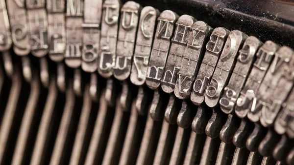 Primer plano de una vieja máquina de escribir retro con papel — Foto de Stock