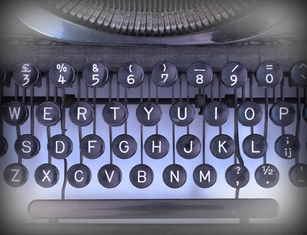 Lähikuva likainen vuosikerta kirjoituskoneen — kuvapankkivalokuva