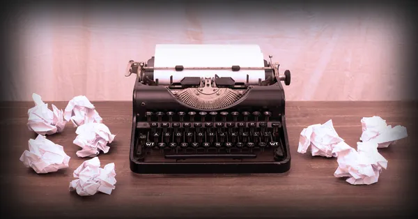 Máquina de escribir vintage y libros antiguos — Foto de Stock