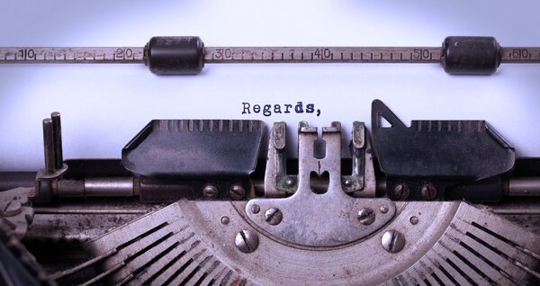 Винтажная надпись сделанная старой пишущей машинкой
