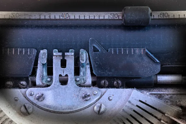 Primer plano de una máquina de escribir sucia vintage —  Fotos de Stock
