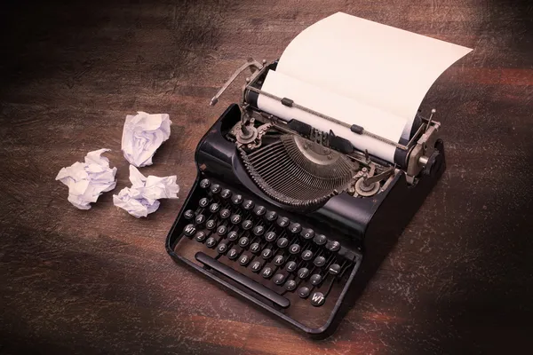 Vintage schrijfmachine en oude boeken — Stockfoto