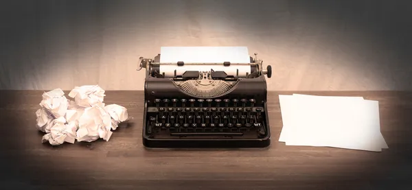 Vintage machine à écrire et vieux livres — Photo