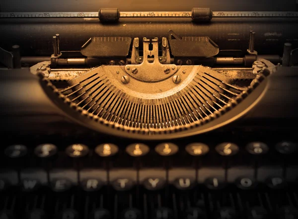 Närbild på en smutsig vintage skrivmaskin — Stockfoto