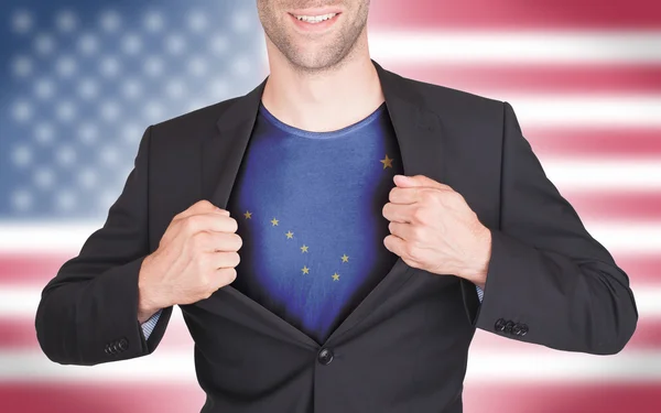 Empresário de abertura terno para revelar camisa com bandeira do Estado — Fotografia de Stock