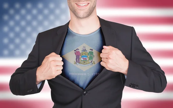 Hombre de negocios abriendo traje para revelar camisa con bandera estatal — Foto de Stock