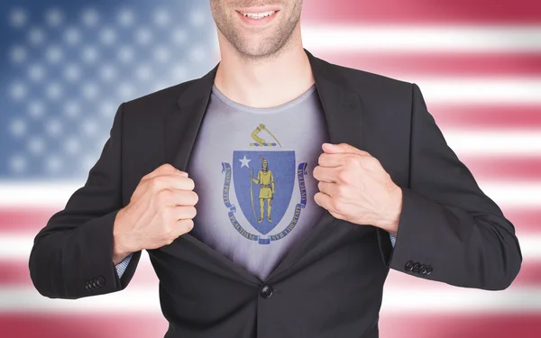 Hombre de negocios abriendo traje para revelar camisa con bandera estatal — Foto de Stock