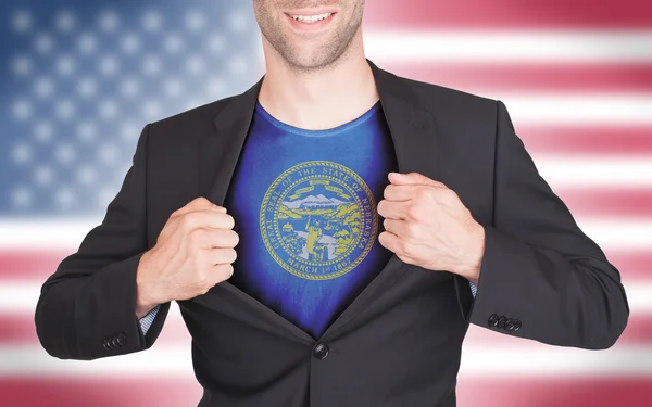 Podnikatel otevírání oblek odhalit tričko s státní vlajky — Stock fotografie