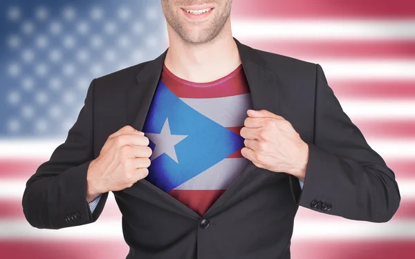 Hombre de negocios abriendo traje para revelar camisa con bandera estatal — Foto de Stock