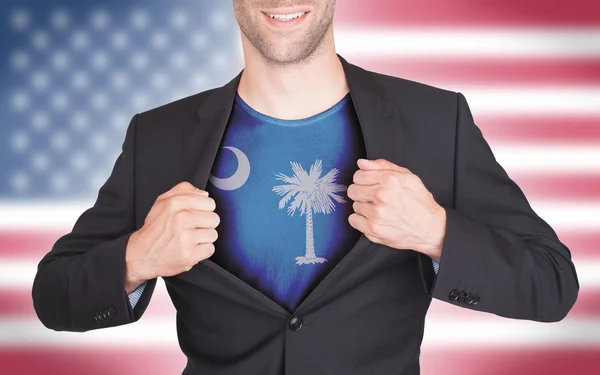 Hombre de negocios abriendo traje para revelar camisa con bandera estatal — Foto de Stock