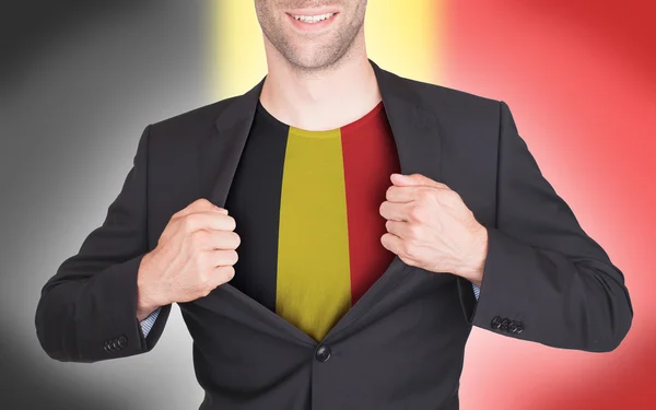 Hombre de negocios abriendo traje para revelar camisa con bandera — Foto de Stock