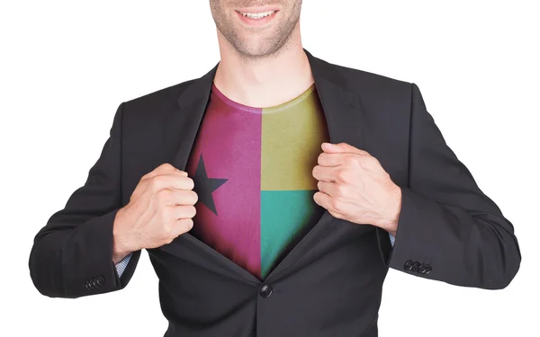 フラグを指定してシャツを明らかにビジネスマンのオープニングのスーツ — ストック写真