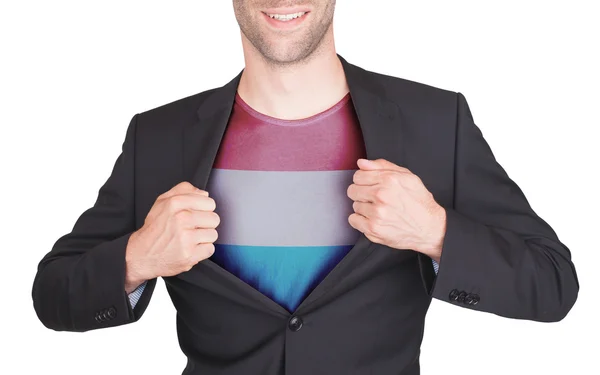 Бизнесмен открывает костюм, чтобы показать рубашку с флагом — стоковое фото