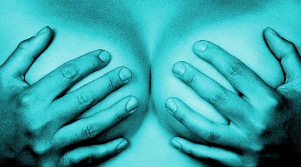 Handen die betrekking hebben op borsten — Stockfoto
