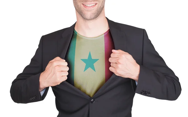 Hombre de negocios abriendo traje para revelar camisa con bandera —  Fotos de Stock