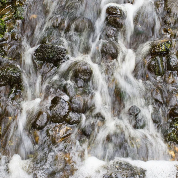Νερό που ρέει πάνω από πέτρες — Φωτογραφία Αρχείου