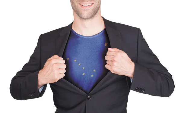 Podnikatel otevírání oblek odhalit tričko s státní vlajky — Stock fotografie