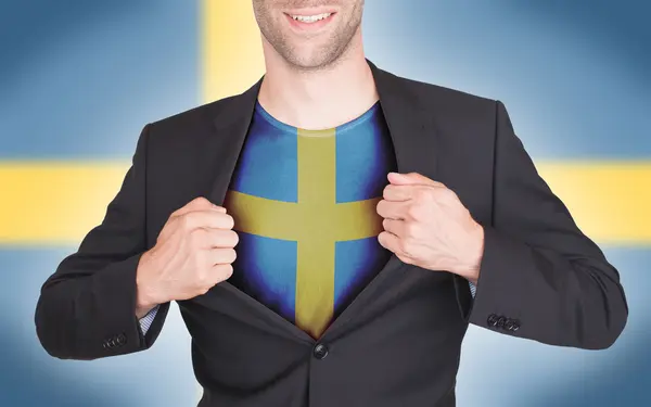 Hombre de negocios abriendo traje para revelar camisa con bandera — Foto de Stock