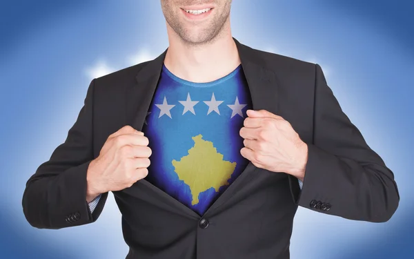 Hombre de negocios abriendo traje para revelar camisa con bandera — Foto de Stock