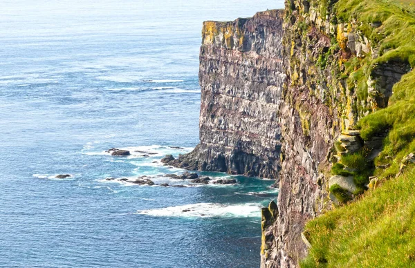 Bu görkemli yüksek kayalıklar Latrabjarg 'da, İzlanda' nın en batı noktasında, milyonlarca kuşun yuvası, Avrupa 'nın 14km uzunluğunda ve 440 metre yüksekliğindeki en büyük kuş uçurumları.