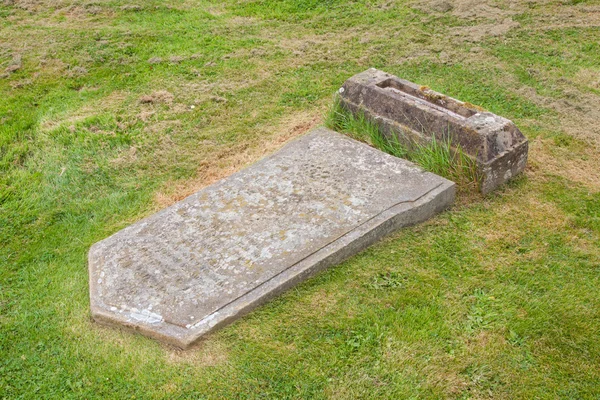 Gravestone muito velho quebrado no cemitério — Fotografia de Stock