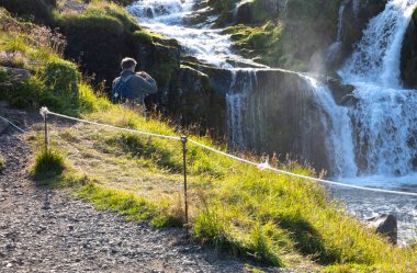 Kirkjufell, İzlanda 7 Ağustos 2021 - İzlanda halkının koyduğu sınırları görmezden gelen yabancı turistler, doğayı küçük düşürüyorlar.