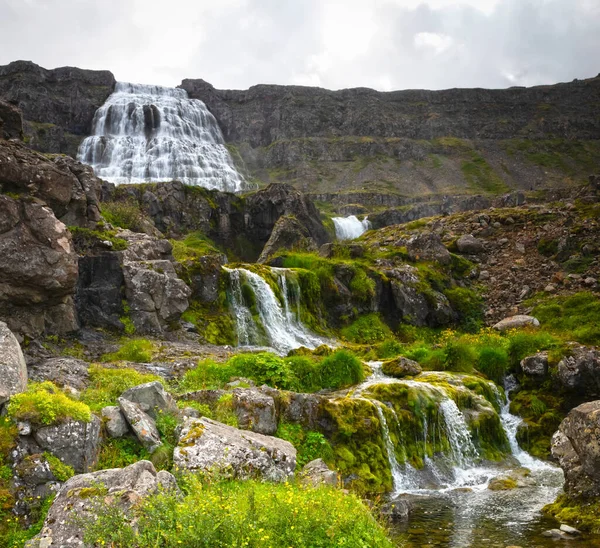 ディンジャンディは 西フィヨルドの最も有名な滝であり アイスランド全土で最も美しい滝の1つです — ストック写真