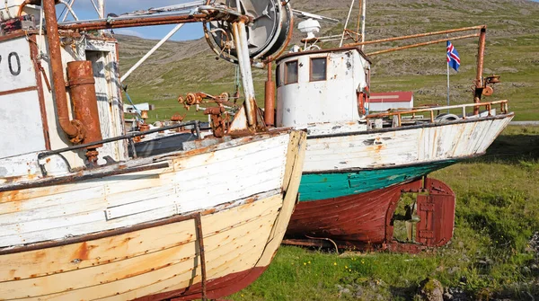 乾燥地にある古い木製の船はもう使用されていません アイスランド — ストック写真