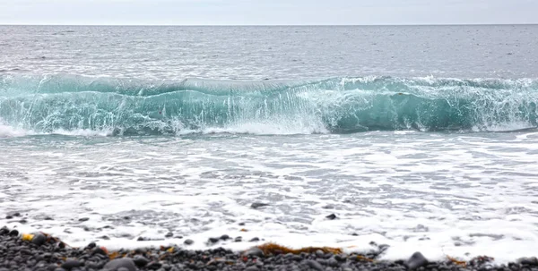 Waves Crashing Black Pebble Beach Iceland Cloudy Summer — Stock Photo, Image