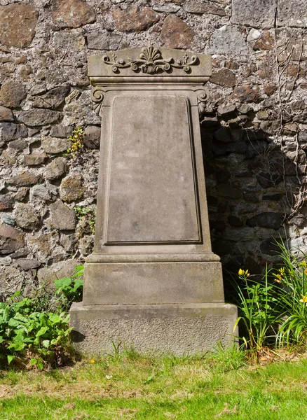 Pedra de sepultura muito velha em um cemitério — Fotografia de Stock