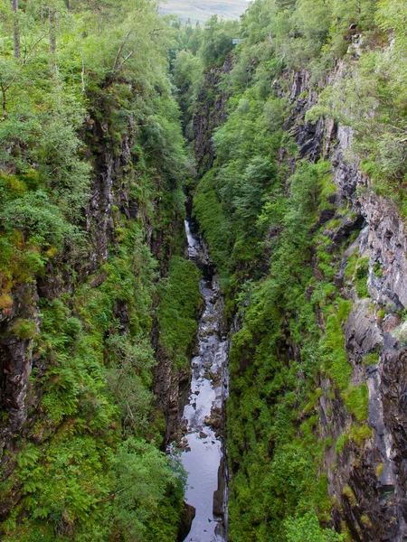 低谷用在山上的瀑布 — 图库照片