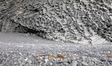 İzlanda 'da siyah bir plajda bazalt sütunlar