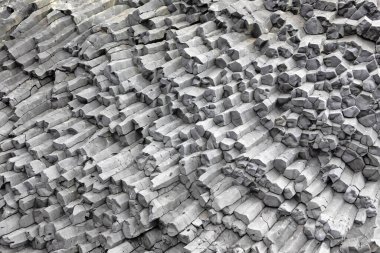 İzlanda 'da siyah bir plajda bazalt sütunlar