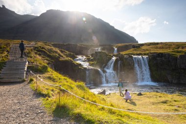 Kirkjufell, İzlanda 7 Ağustos 2021 - İzlanda halkının koyduğu sınırları görmezden gelen yabancı turistler, doğayı küçük düşürüyorlar.