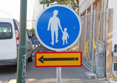 Yol işareti mavi alanda, seçici odak, sola git