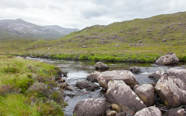 Paysage avec cascade dans les montagnes — Photo