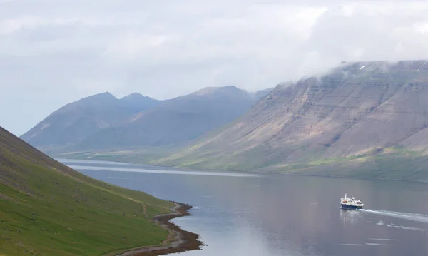 Dynjandi Islande Août 2021 Explorateur National Geographic Flottant Dans Fjord — Photo