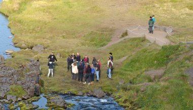 Kirkjufell, İzlanda 7 Ağustos 2021 - İzlanda halkının koyduğu sınırları görmezden gelen yabancı turistler, doğayı küçük düşürüyorlar.